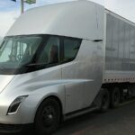 Tesla lance enfin la production en série de son camion électrique Semi