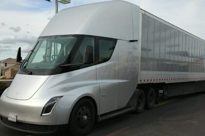 Tesla lance enfin la production en série de son camion électrique Semi
