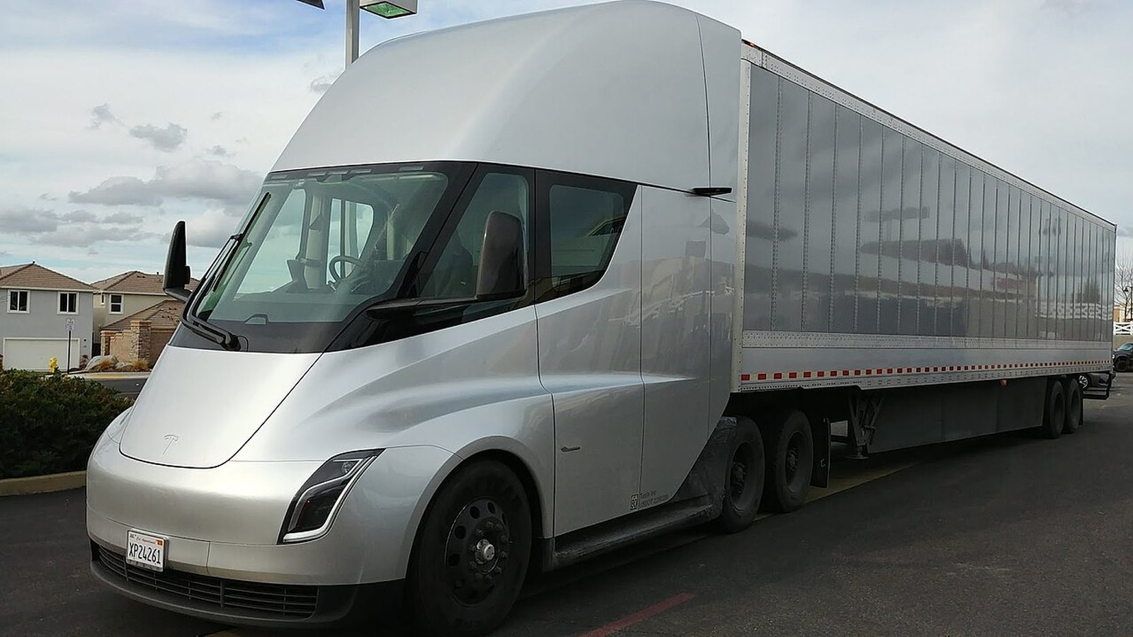 Tesla lance enfin la production en série de son camion électrique Semi