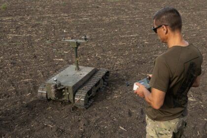 Largués par drone, démineurs : les robots terrestres changent la guerre en Ukraine