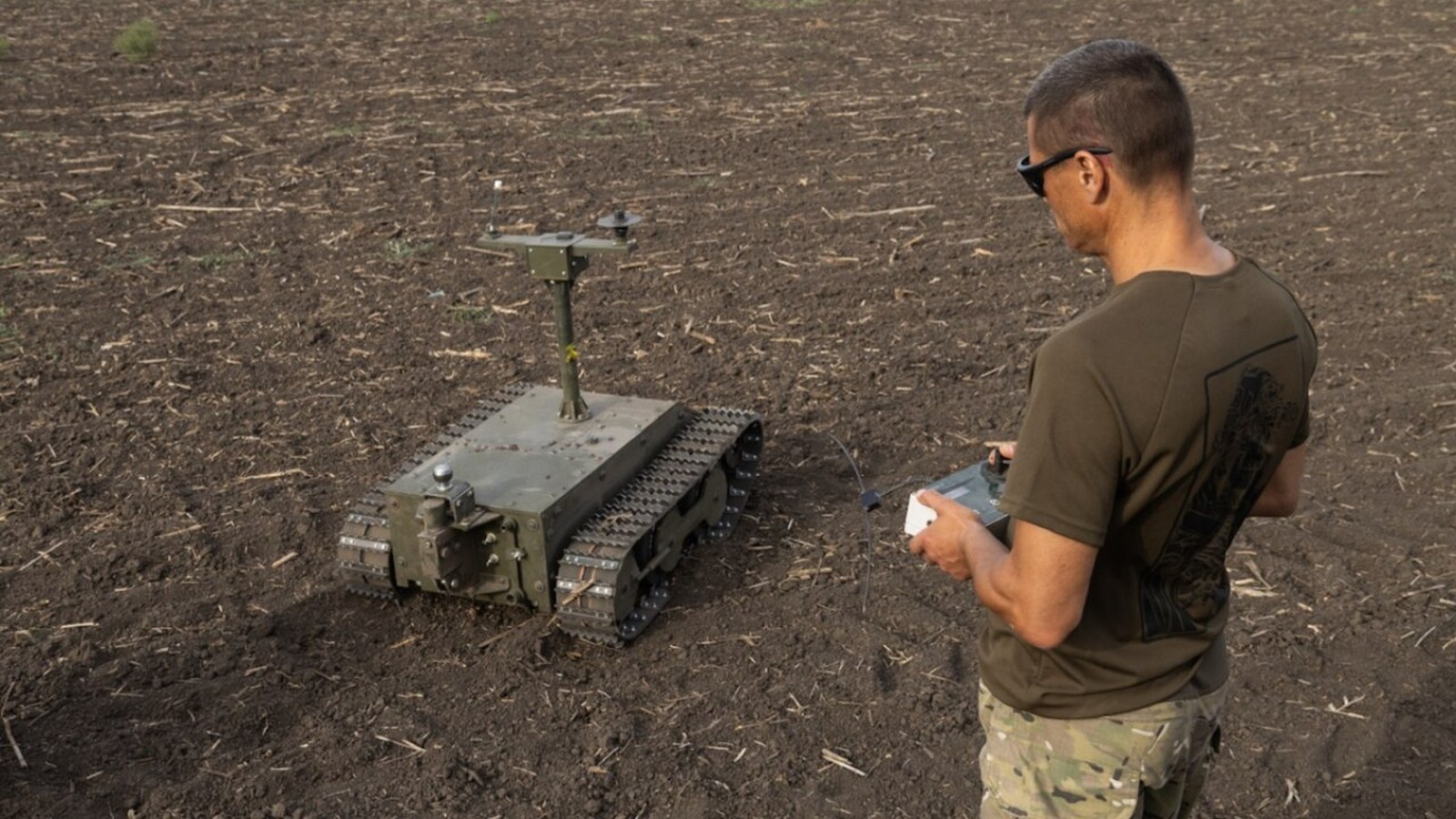 Largués par drone, démineurs : les robots terrestres changent la guerre en Ukraine