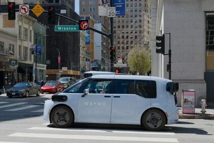 Waymo accélère au Texas grâce à son nouveau minivan autonome conçu en Chine