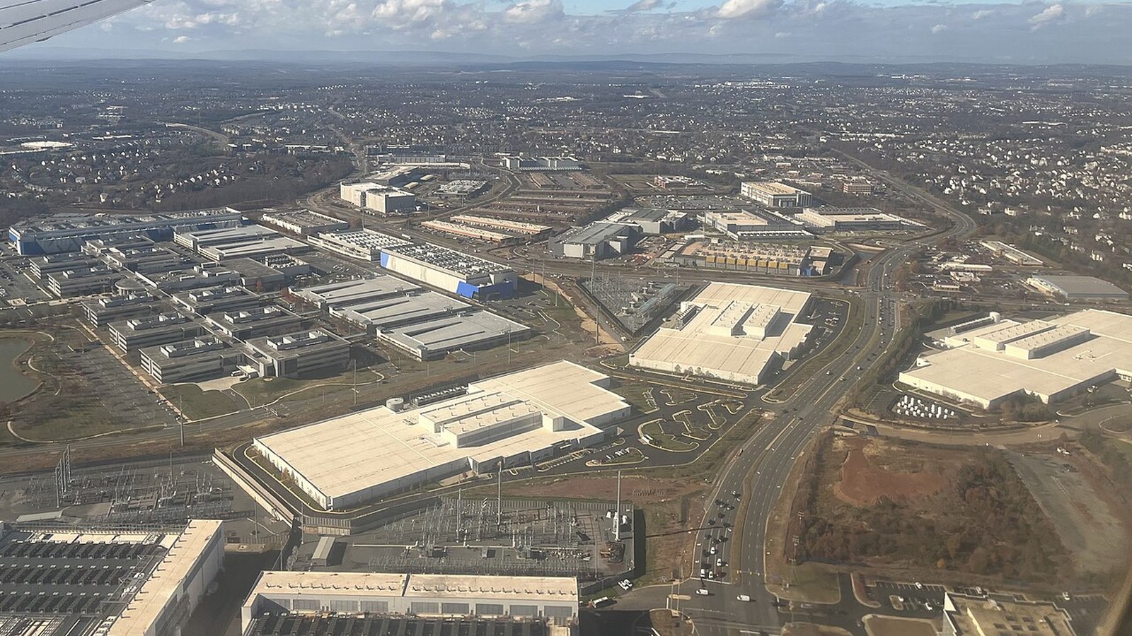 Data centers : le milliard d'Amazon pour les riverains ne convainc pas les écologistes
