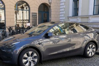 Tesla abandonne le nom « Full Self-Driving » en Europe après les critiques de Berlin