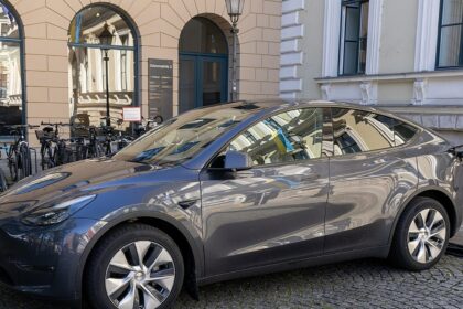 Tesla abandonne le nom « Full Self-Driving » en Europe après les critiques de Berlin