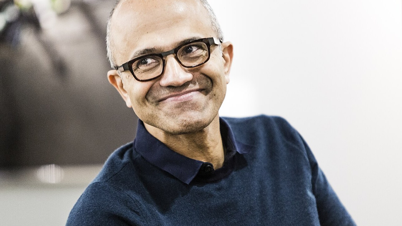 Satya Nadella plaide pour un « frein d'urgence » sur les modèles d'IA