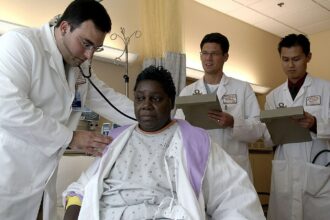 Microsoft affirme que son IA diagnostique mieux que les médecins généralistes